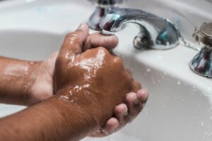 Photo Handyman fixing a leaky faucet